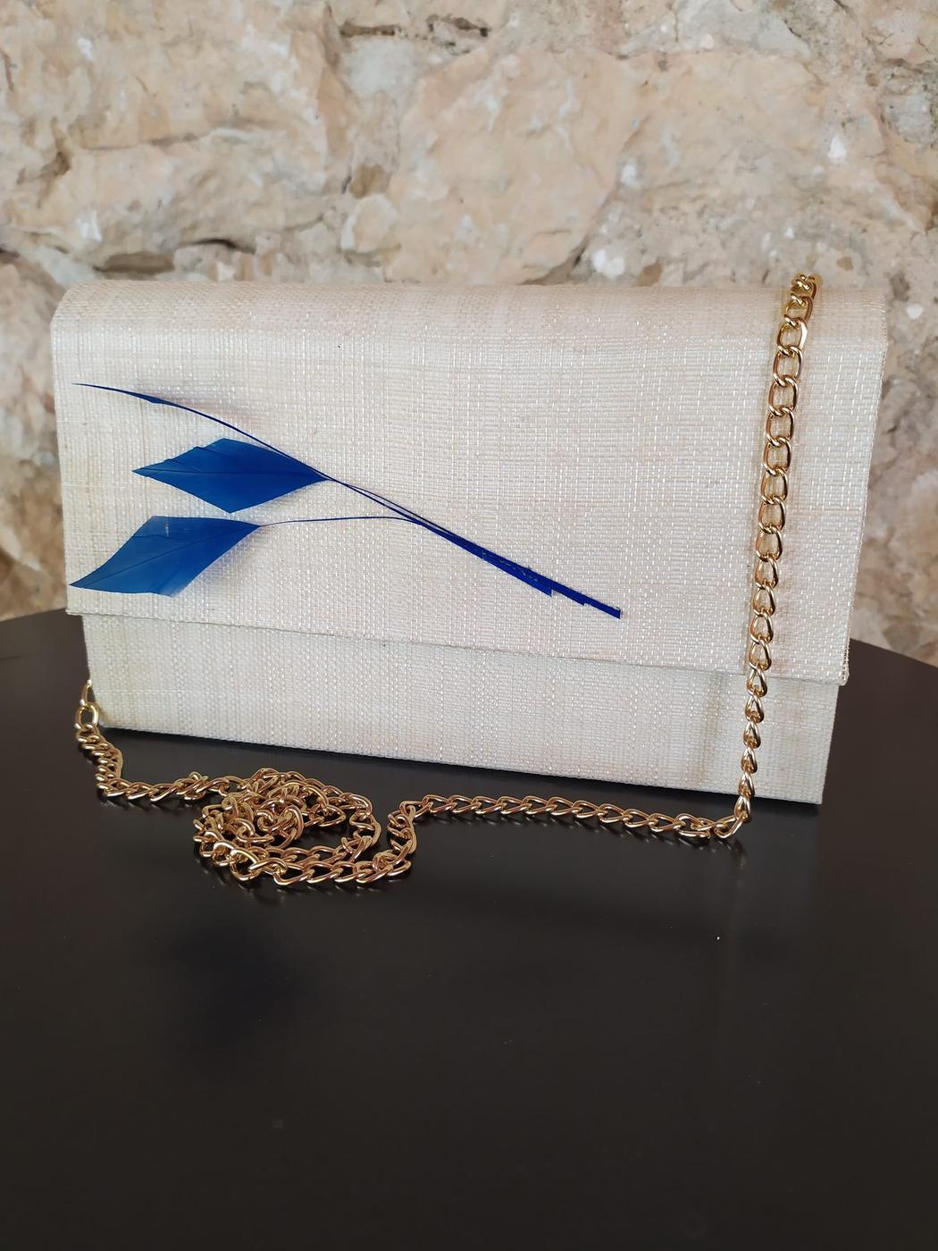 Pochette écrue ornée d'une broche plume