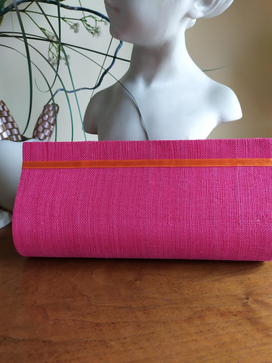 Pochette fuchsia à liseré orange