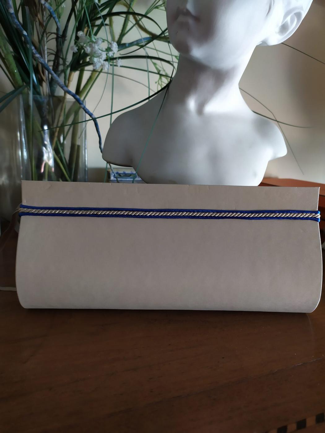 Pochette taupe à liseré marine