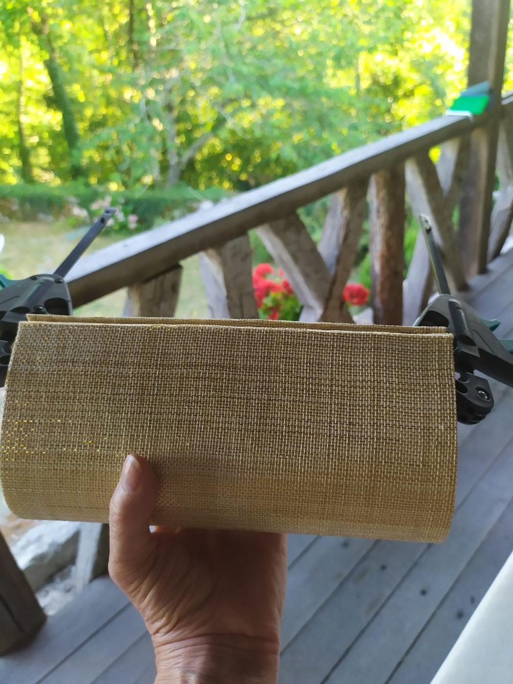 Pochette goutte à fermeture repliée, paille naturelle