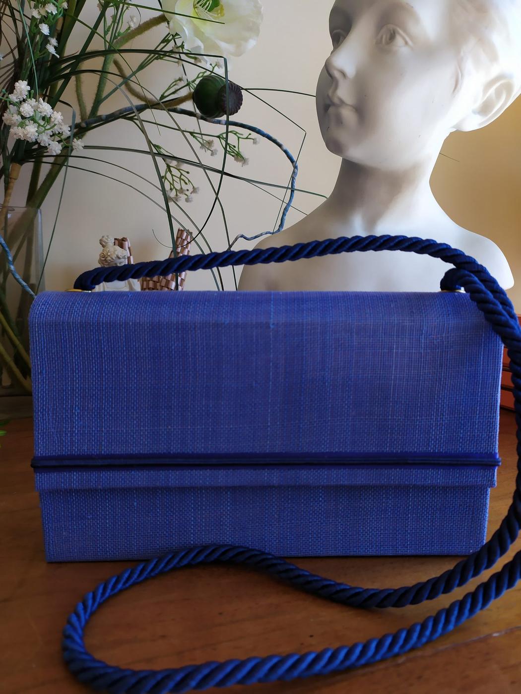 Pochette rectangle bleu roi avec cordon