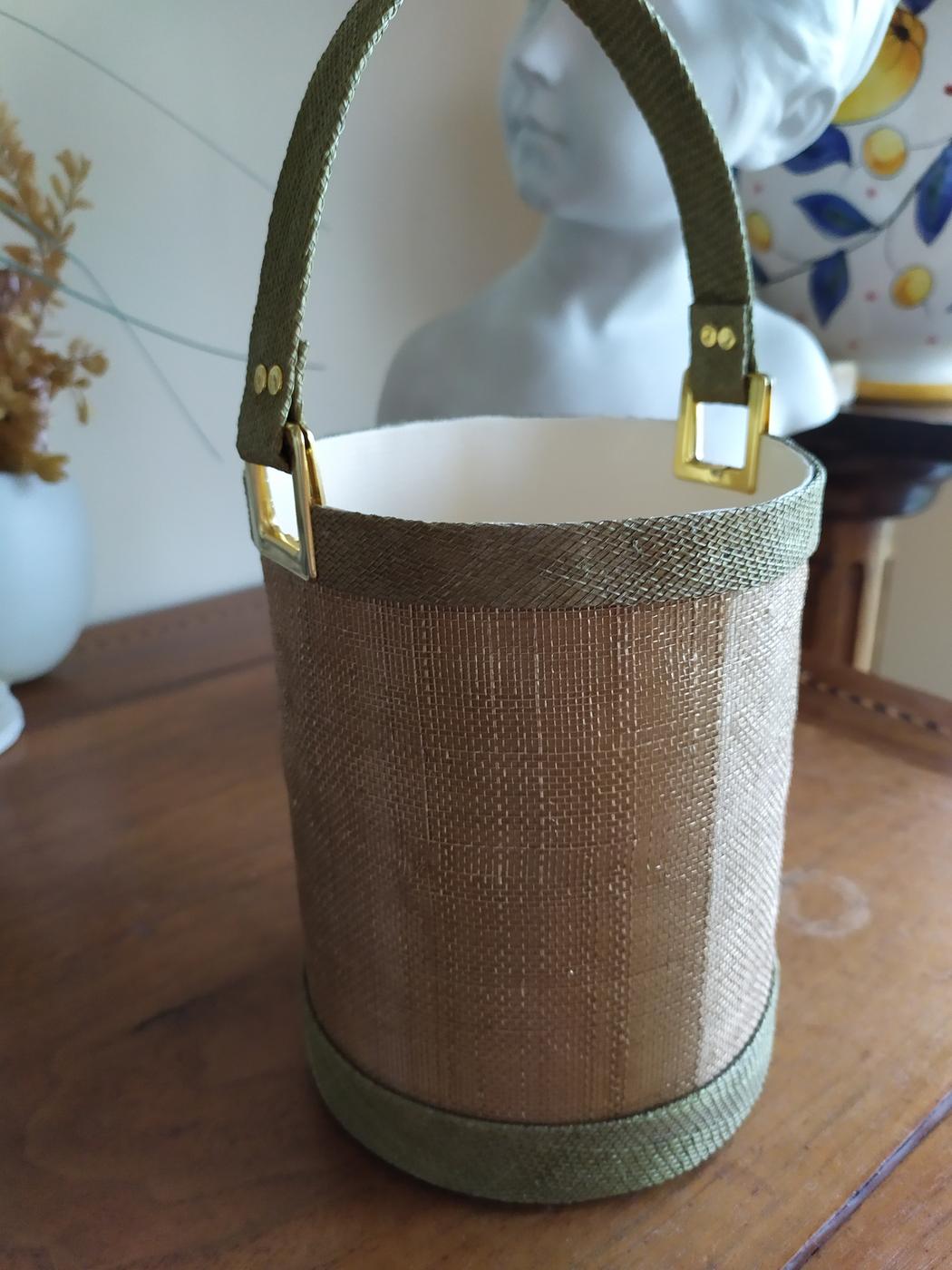 Sac seau cannage naturel, détail fermoir doré