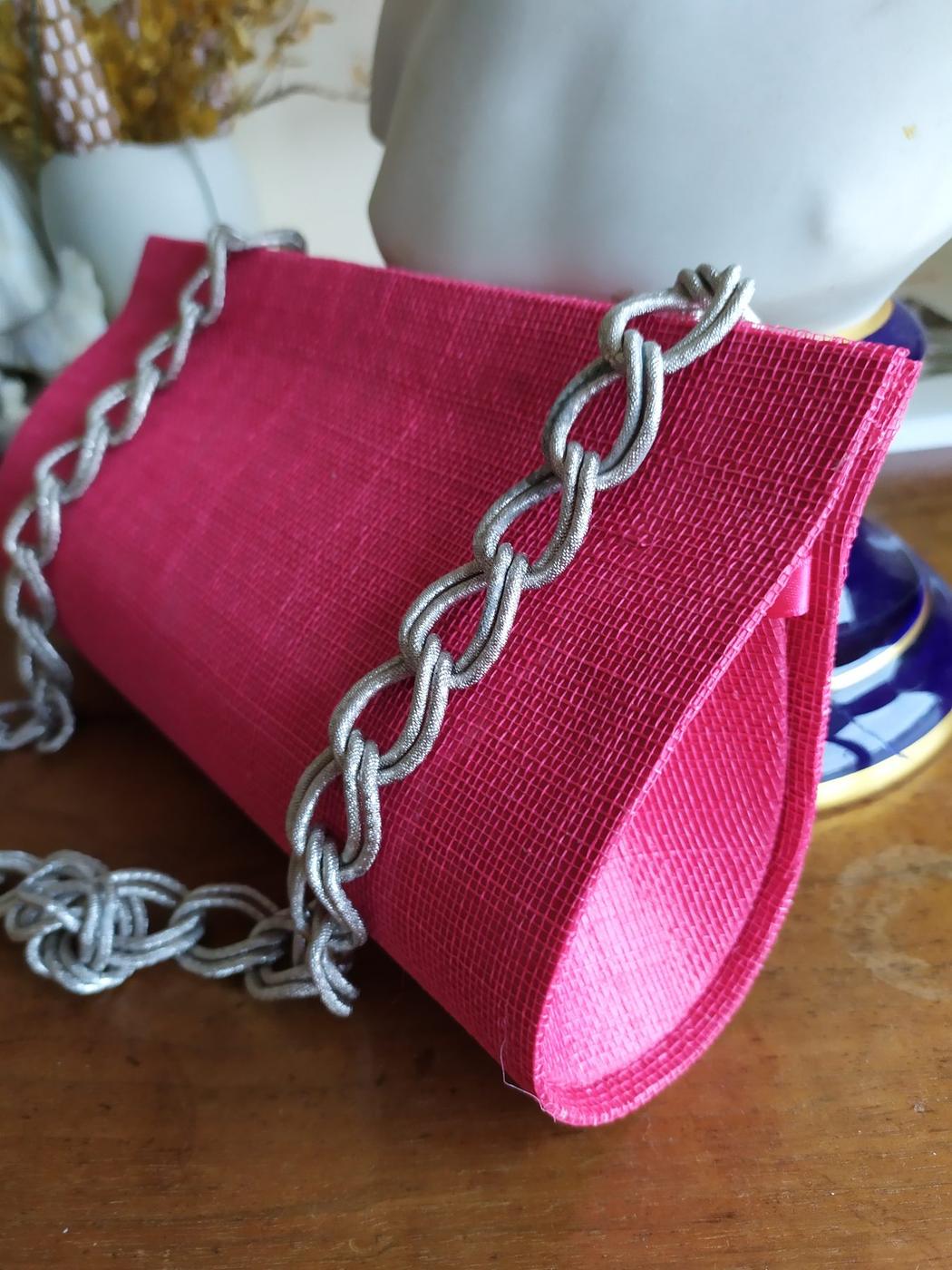 Pochette goutte fuchsia avec chaîne