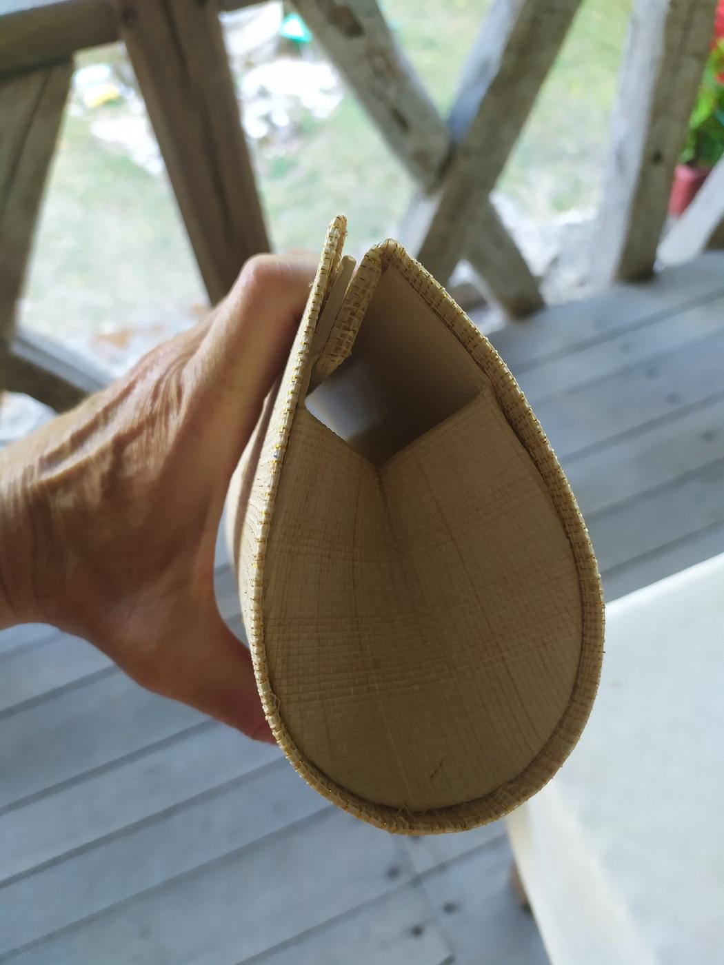 Pochette goutte à fermeture repliée, détail du rabat