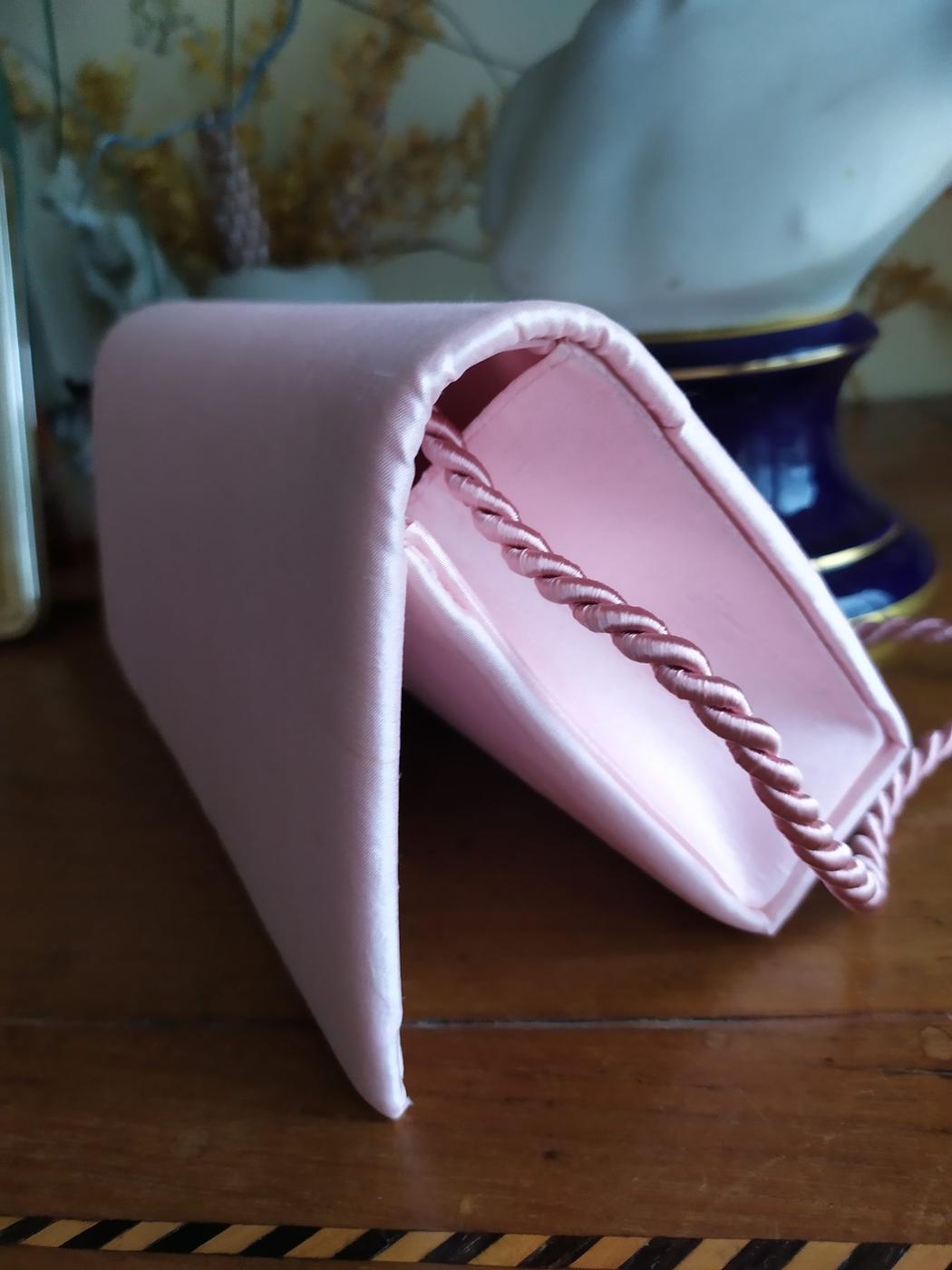 Pochette molletonnée rose, fermeture repliée