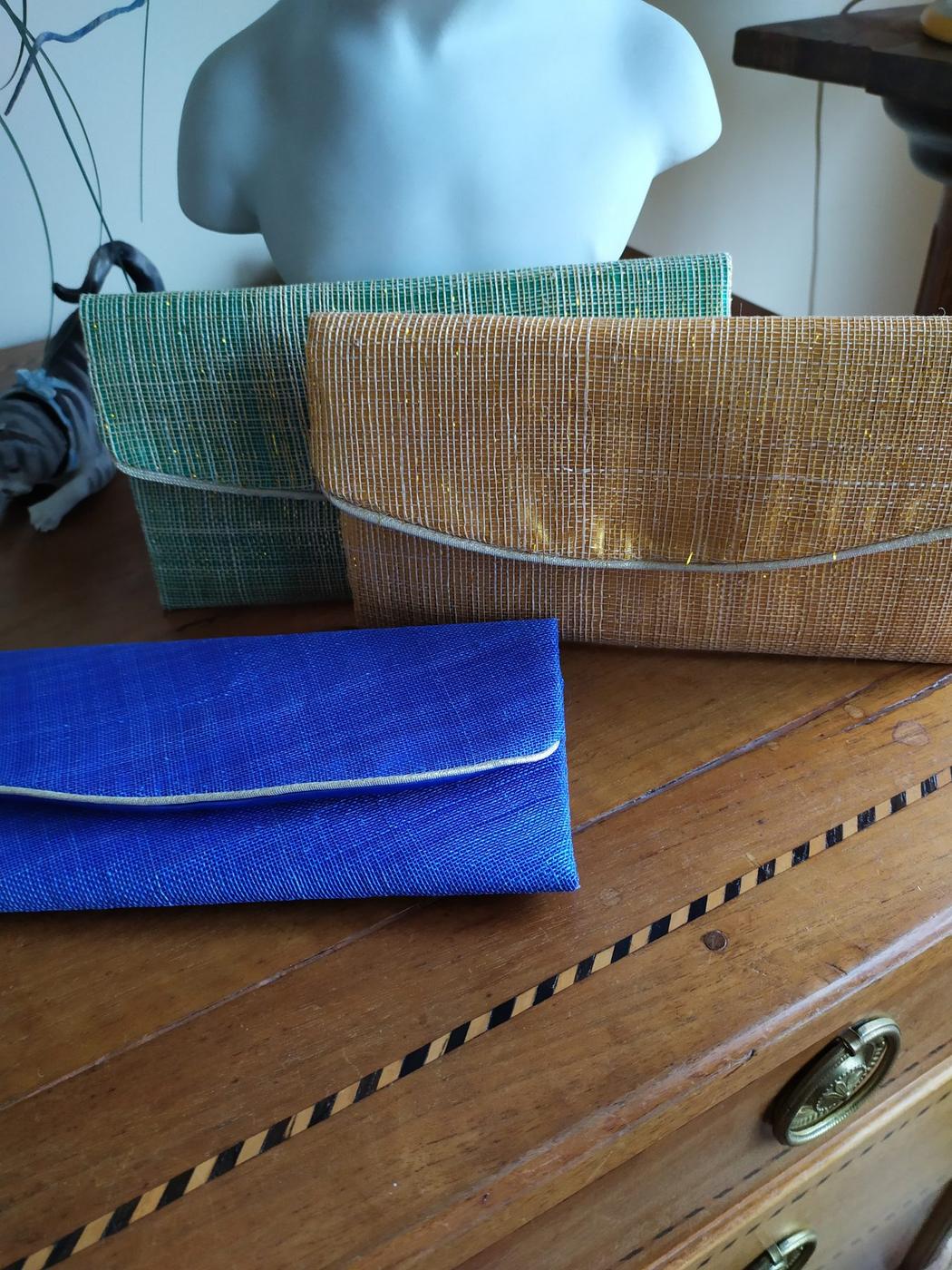 Duo de pochettes à passepoil doré, vert et bleu