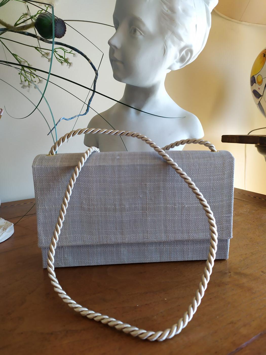Pochette rectangle grise avec chaîne