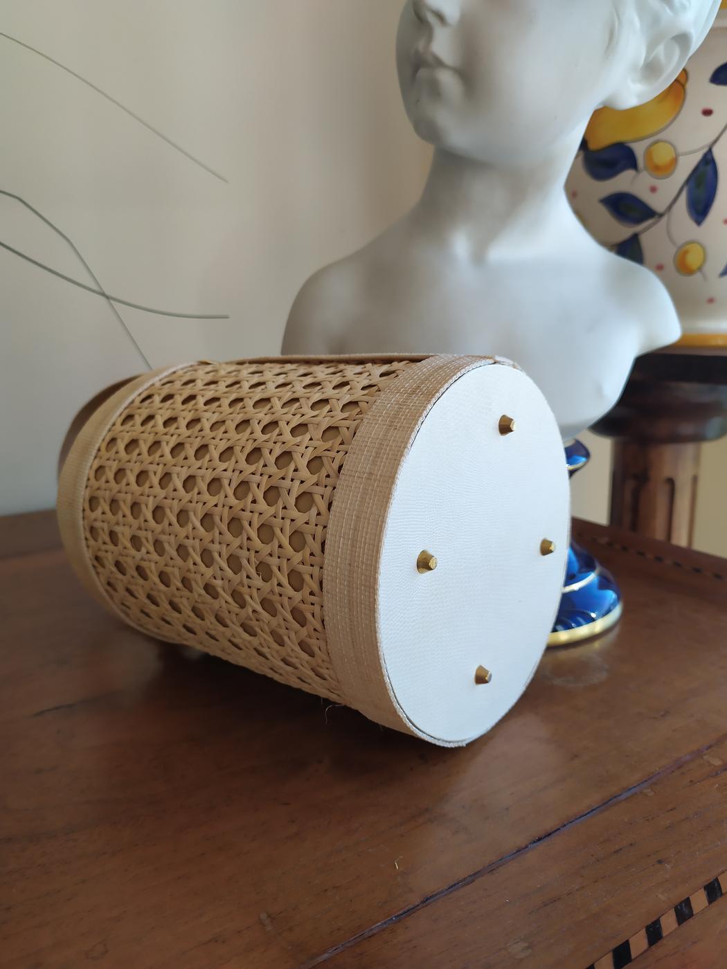 Sac seau en cannage naturel, vue du dessous