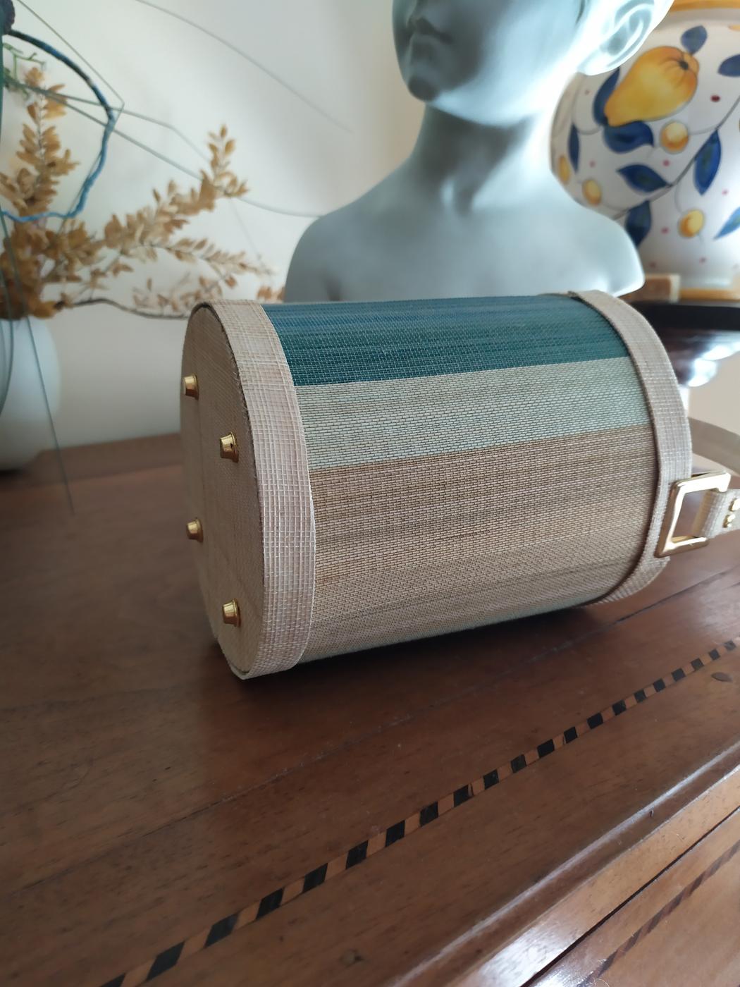 Sac seau rayé vert d'eau en extérieur